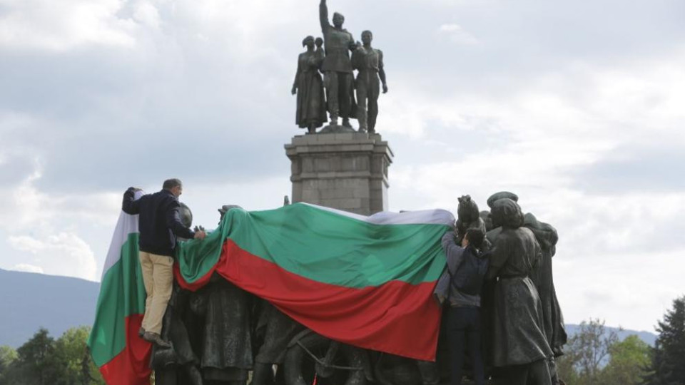 Революция в София. Нещо невиждано с Паметника на съветската армия | StandartNews.com