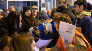 Голяма драма с бежанците. Вадят ги от хотелите