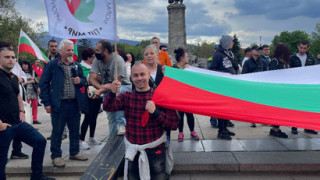Партия МИР прави жива верига около паметника на Съветската армия