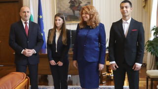 Опашка за селфи с Радев. Президентът показа нещо ценно (СНИМКИ)