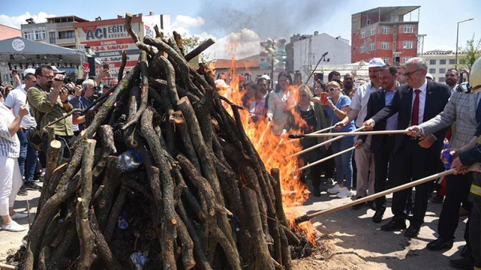 Българи, гърци и турци празнуват в Одрин, палят огньове за здраве | StandartNews.com