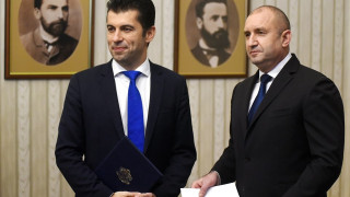 Гореща прогноза. Ще вдигне ли Радев юмрук срещу Петков?