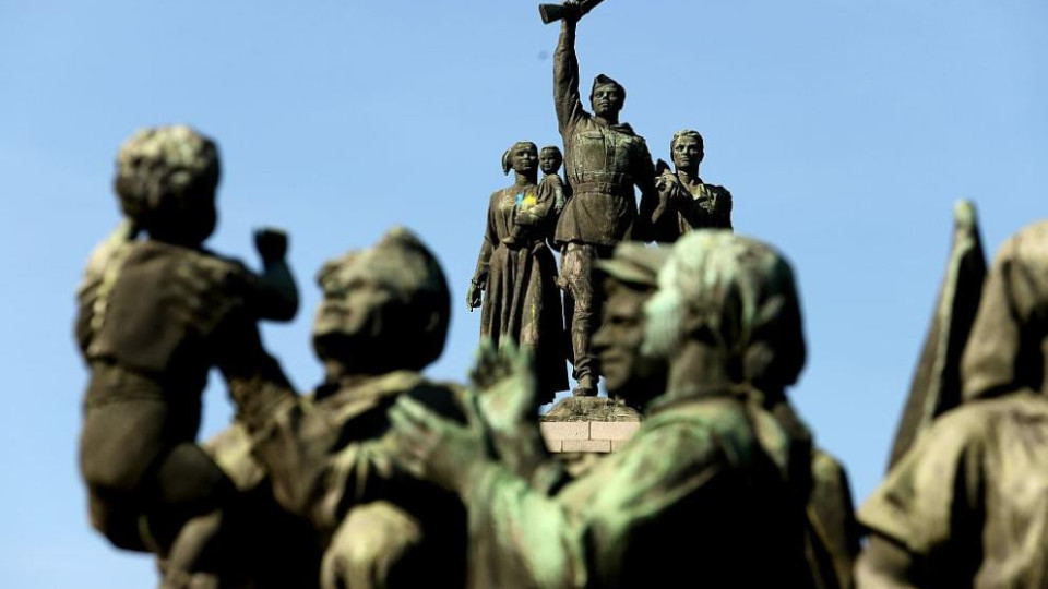 Бой пред паметника на Съветската армия! Ударен полицай | StandartNews.com