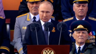 Путин даде знак от Червения площад. Посланията