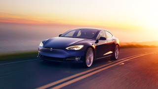 Tesla изтегля 130 000 автомобила