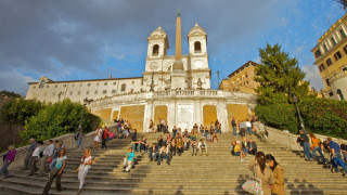 Откачен турист изпотроши световна забележителност в Рим