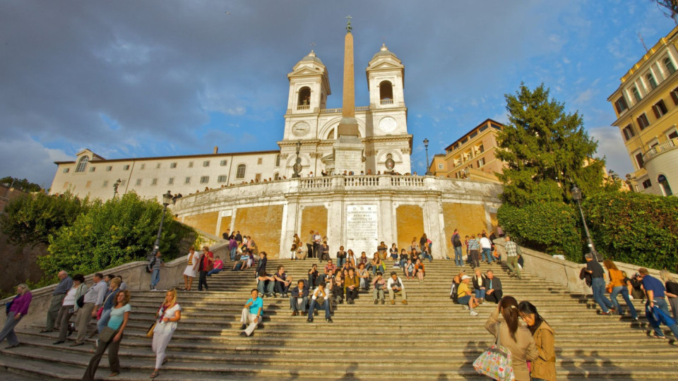 Откачен турист изпотроши световна забележителност в Рим | StandartNews.com