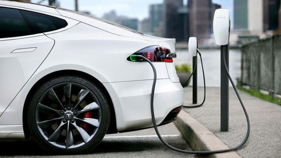 Електрическите автомобили Tesla започнаха да предупреждават собствениците си за пикови периоди в мрежата | StandartNews.com