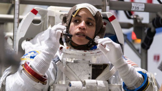 Астронавтка получи уникален подарък за ЧРД в космоса (СНИМКА)