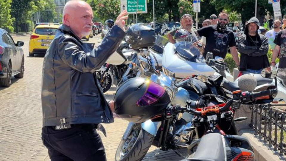Министър Събев с мотор на протеста на моторджиите | StandartNews.com