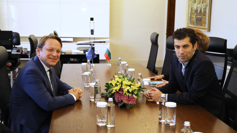 Премиерът се срещна с еврокомисар Оливер Вархеи | StandartNews.com