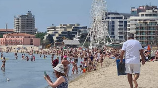 Невиждано! Плажът на Слънчев бряг се пука по шевовете