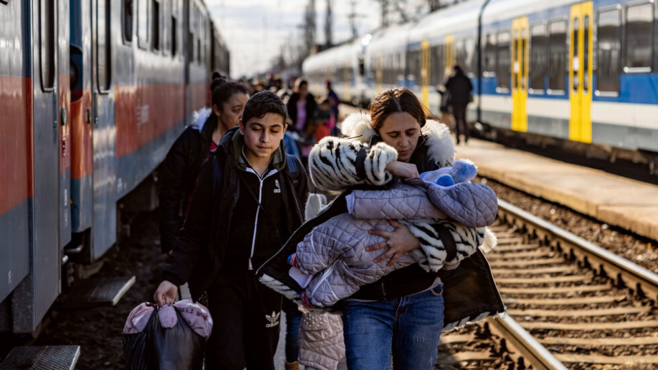Семейство прибра украинска бежанка, съпругът я утеши - избяга с нея | StandartNews.com