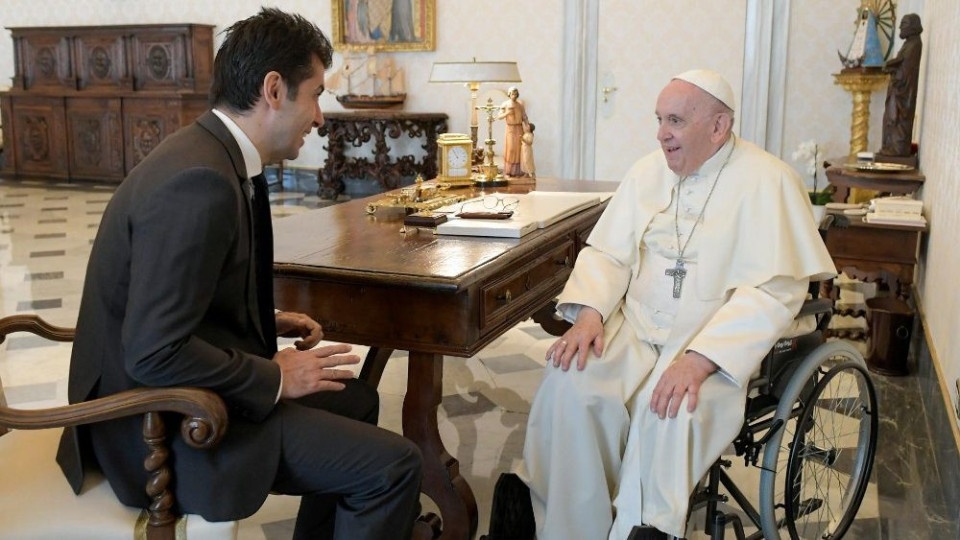 Папата с две заръки към Кирил Петков | StandartNews.com