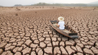 Пестим вода от душ, оставяме колата, но пак очакваме екологична катастрофа