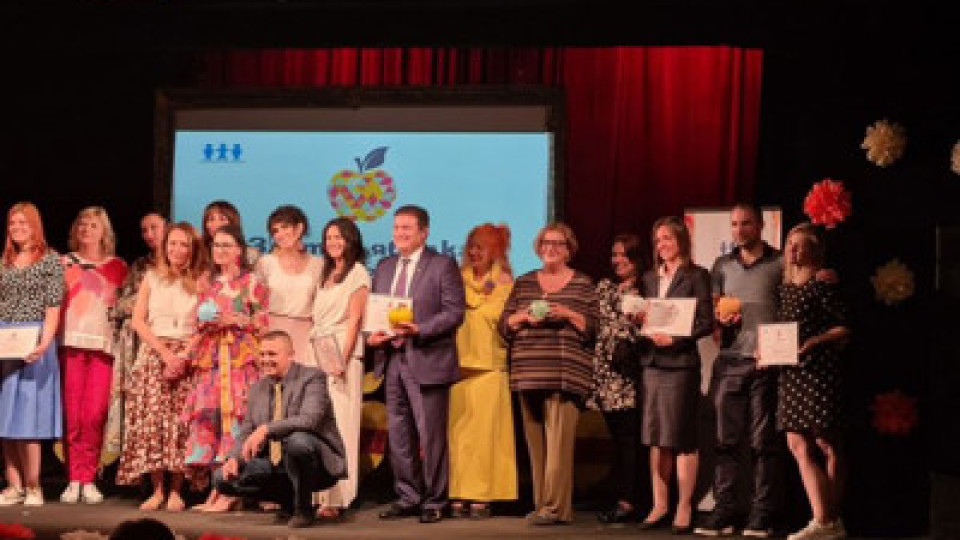 Община Казанлък получи отличие “Златна ябълка“ за цялостна политика в подкрепа на децата и семействата | StandartNews.com