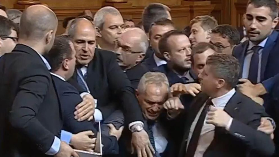 Бой в парламента! Напрежение между Митев и Костадинов | StandartNews.com