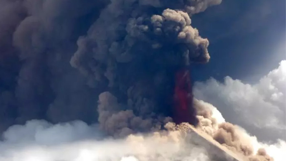 Изригна опасен вулкан. 3 км пепел в небето | StandartNews.com