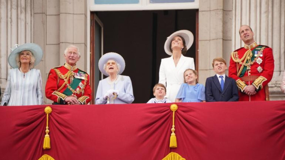 Защо Елизабет II избра синьото за платинения ни юбилей | StandartNews.com