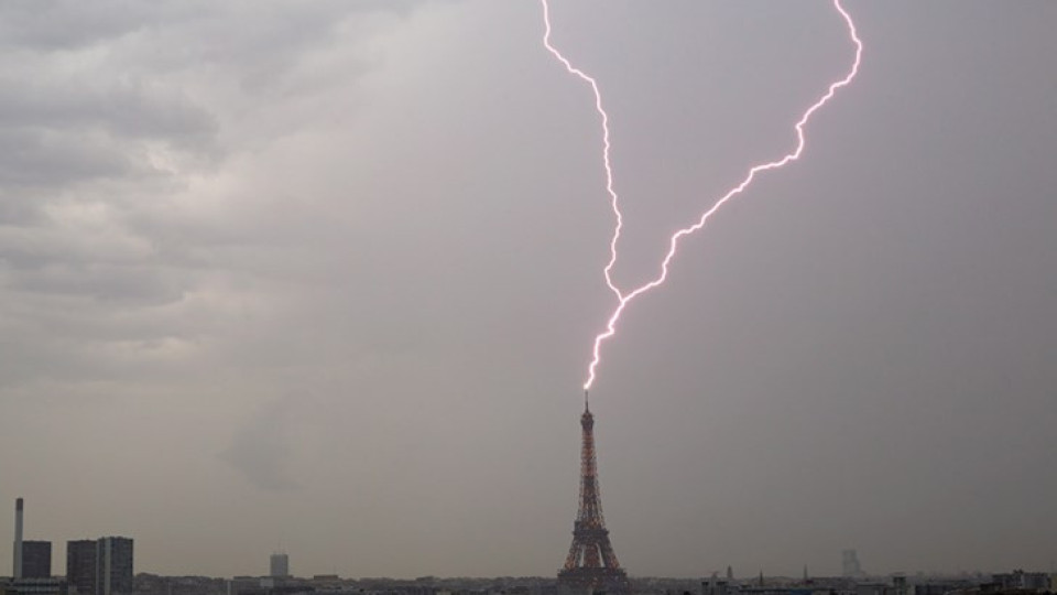 Мълния удари Айфеловата кула. Има ли поражения? | StandartNews.com