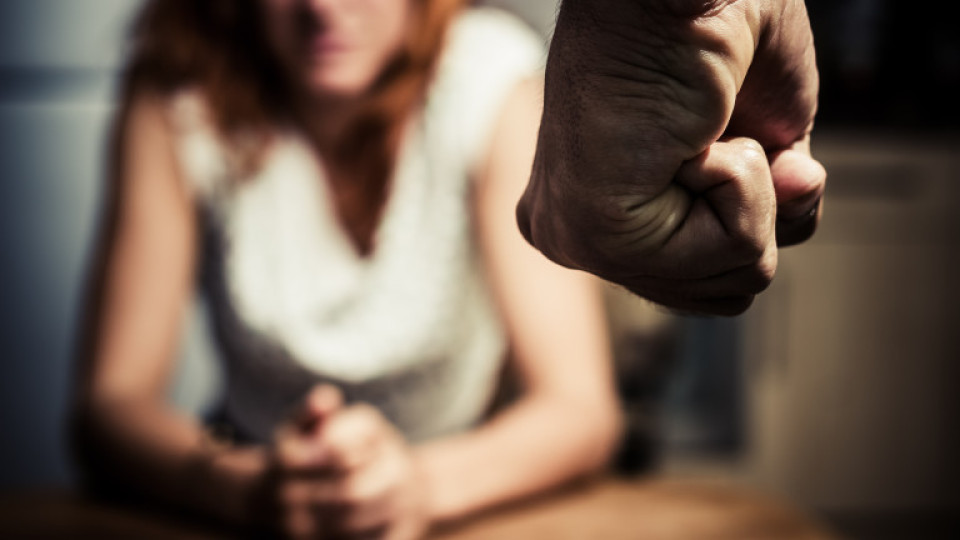 Ужас! Съпрузи се бият, мъжът разби главата на жена си с тръбен ключ | StandartNews.com