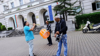 Ромски оркестър направи серенада под прозорците на министър