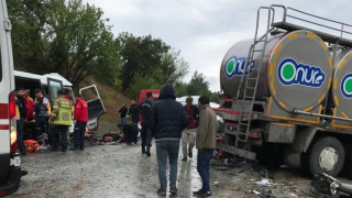 Много жертви и ранени в тежка катастрофа в Турция