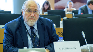 Наш евродепутат разкри македонска завера с участието на Макрон
