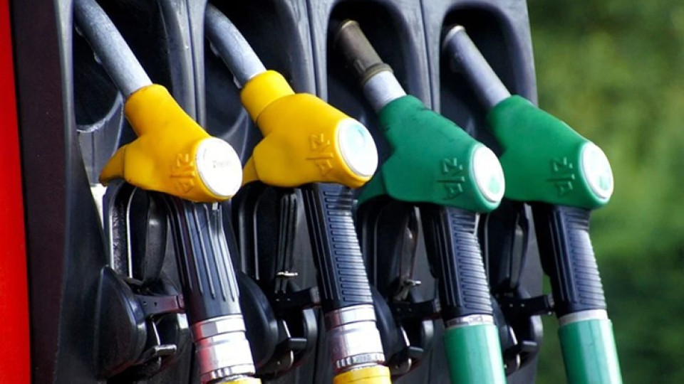 Бензинът поскъпва със стотинка всеки ден, помощта от 25 ст. изядена | StandartNews.com