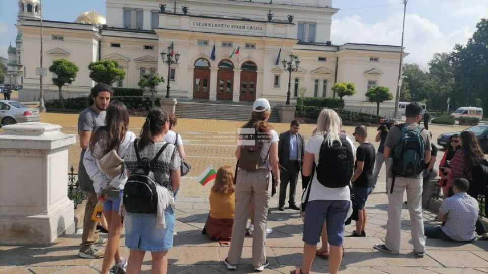Изненадваща подкрепа за Никола Минчев пред парламента | StandartNews.com