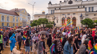 Гейове и лесбийки в София пращат подкрепа на Киев