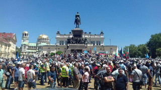 Челен сблъсък! 11 протеста пред парламента
