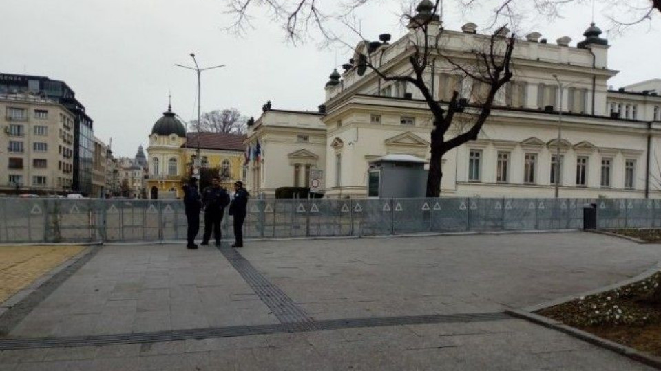 Докараха и водно оръдие пред парламента | StandartNews.com
