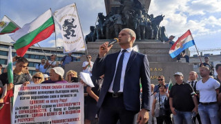 Горещо пред парламента. И "Възраждане" излезе на протест