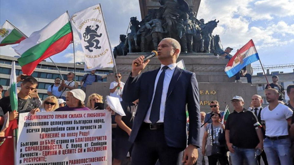 Горещо пред парламента. И "Възраждане" излезе на протест | StandartNews.com