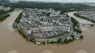 Десетки хиляди се евакуират поради наводненията в Южен Китай
