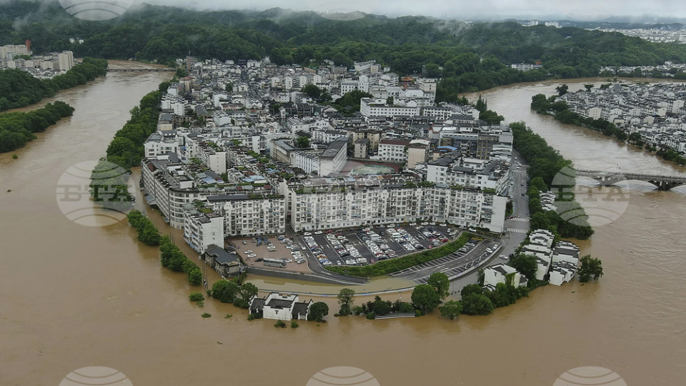 Десетки хиляди се евакуират поради наводненията в Южен Китай | StandartNews.com