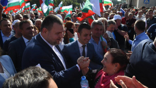 Пеевски влезе в парламента, хиляди привърженици на ДПС го аплодират