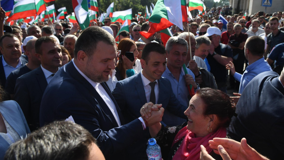 Пеевски влезе в парламента, хиляди привърженици на ДПС го аплодират | StandartNews.com
