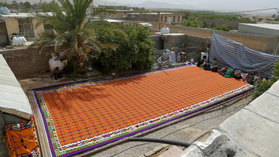 Изтъкаха най-големия в света килим, вижте го (СНИМКИ) | StandartNews.com