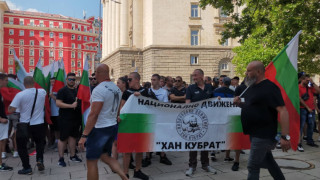 Протест пред президентството. Не пускат Асен Василев