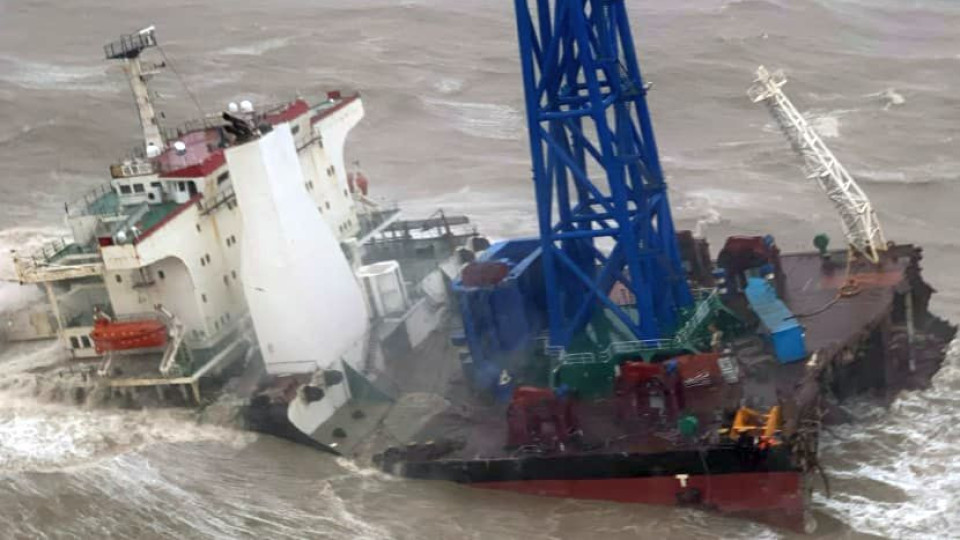 Кораб потъна като на филм, не могат да намерят моряците (ВИДЕО) | StandartNews.com