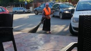 Чистят улиците с метлата на Баба Яга