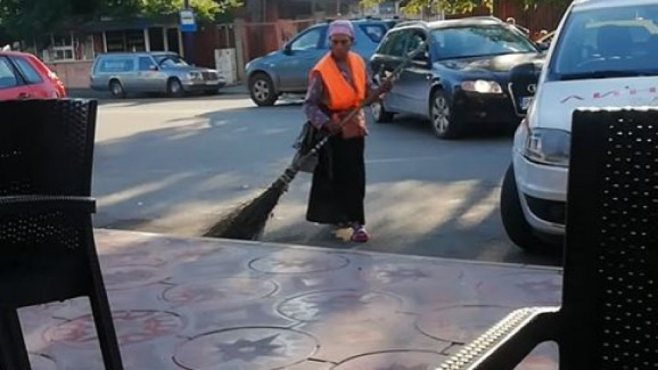 Чистят улиците с метлата на Баба Яга | StandartNews.com