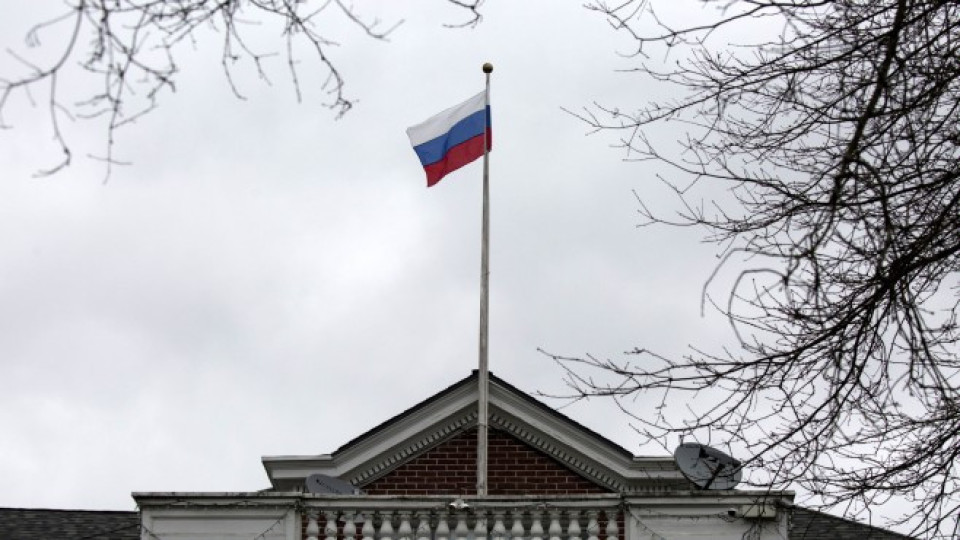 Москва прати два самолета. Колко дипломати си тръгват? | StandartNews.com