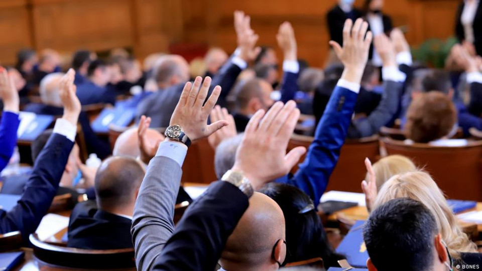 Парламентът подкрепи два законопроекта за Плана | StandartNews.com