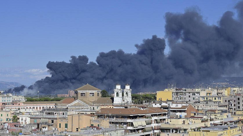 Рим гори! Черен пушек задушава квартали на столицата | StandartNews.com