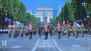Уникално! Кой води  военния парад в Париж