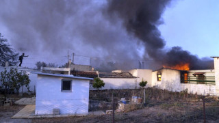 Горят домове край Атина, евакуират хора заради огнения ад