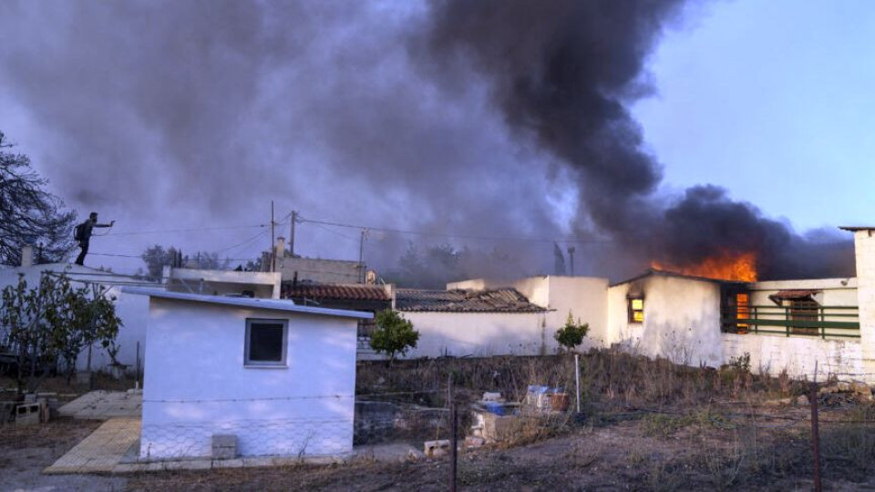 Горят домове край Атина, евакуират хора заради огнения ад | StandartNews.com